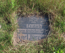 Under 1. Verdenskrig drev en tysk soldat i land 300 m fra vejen til Mandø. Han blev identificeret ved hjælp af mærker i tøjet og begravet på kirkegården med en officiel tysk gravsten. Foto: Charlotte Lindhardt.